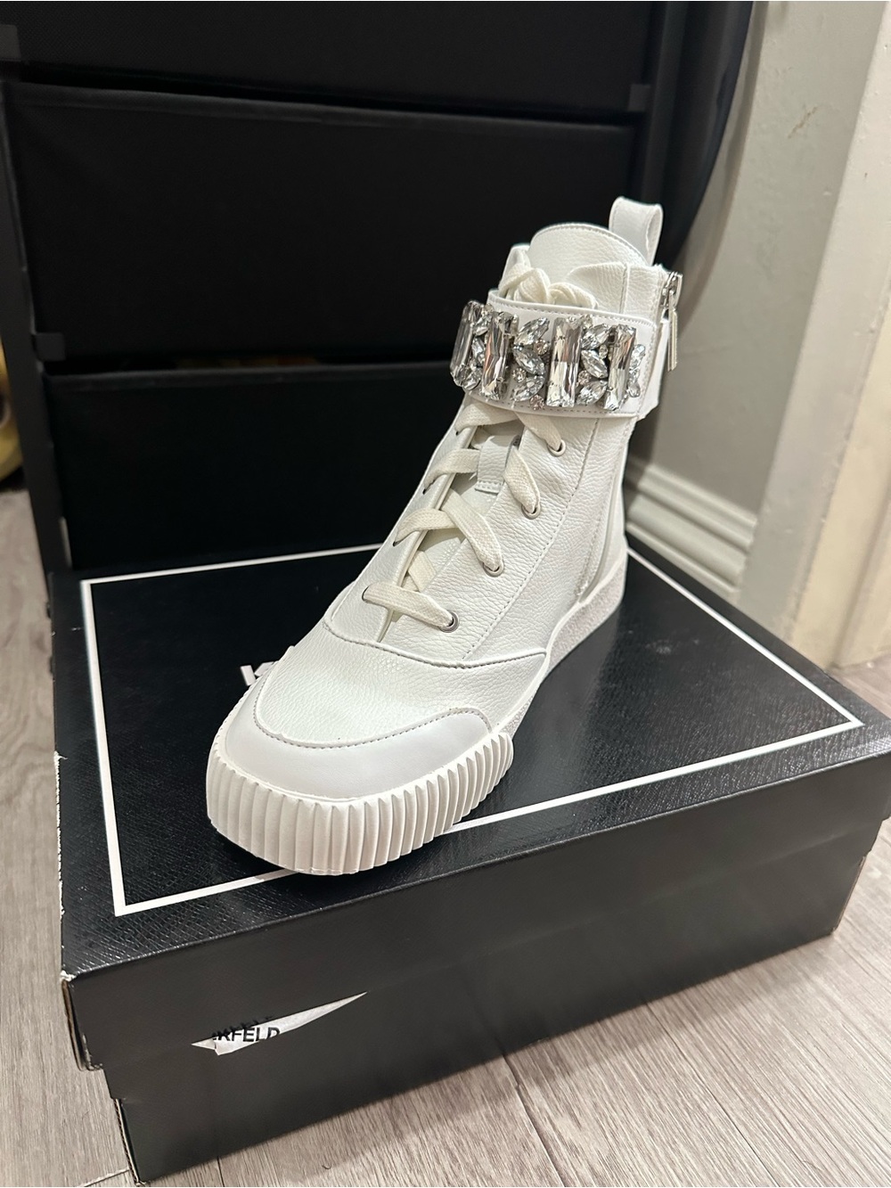 New Karl Lagerfeld Paris Women's Jeren high-top Sneakers Sz 8.5 - Picture 2 of 10